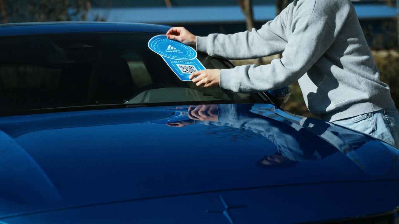 EV-Check-certifikat sættes på elbilens forrude
